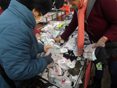 農(nóng)村大集上的實(shí)惠與熱鬧 日用品琳瑯滿目，花卉點(diǎn)綴生活